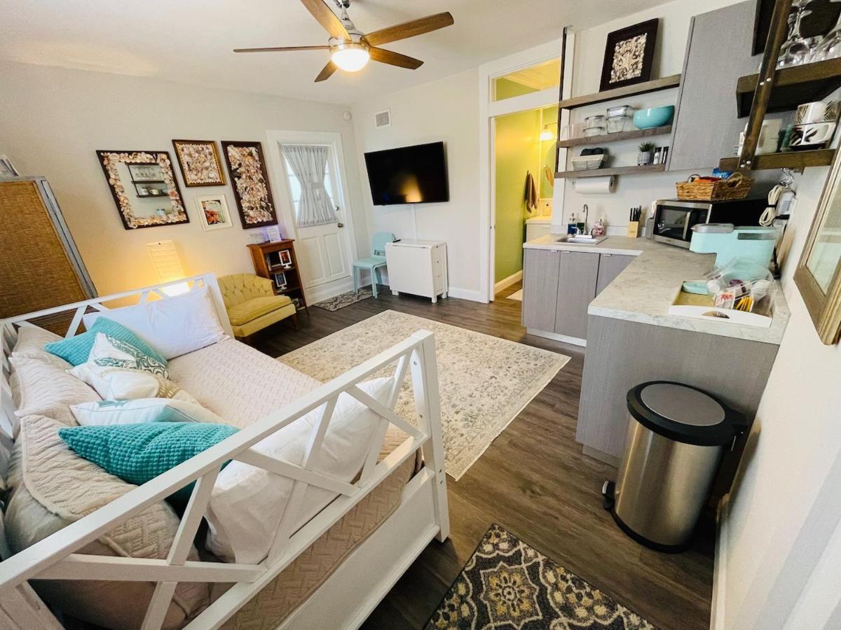 Coastal Chic Suite With Kitchenette And Private Entrance Сент-Питерсберг Экстерьер фото